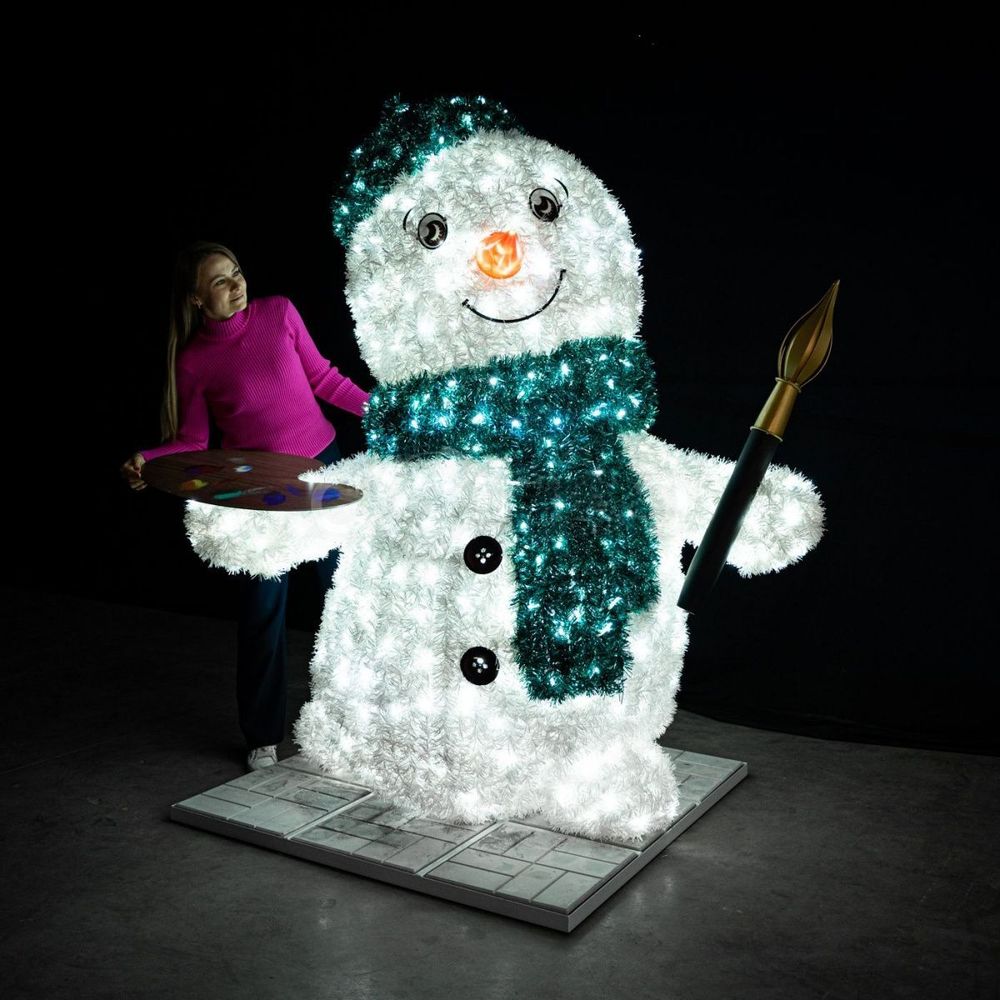 уличная новогодняя фигура -снеговик из мишуры "Художник