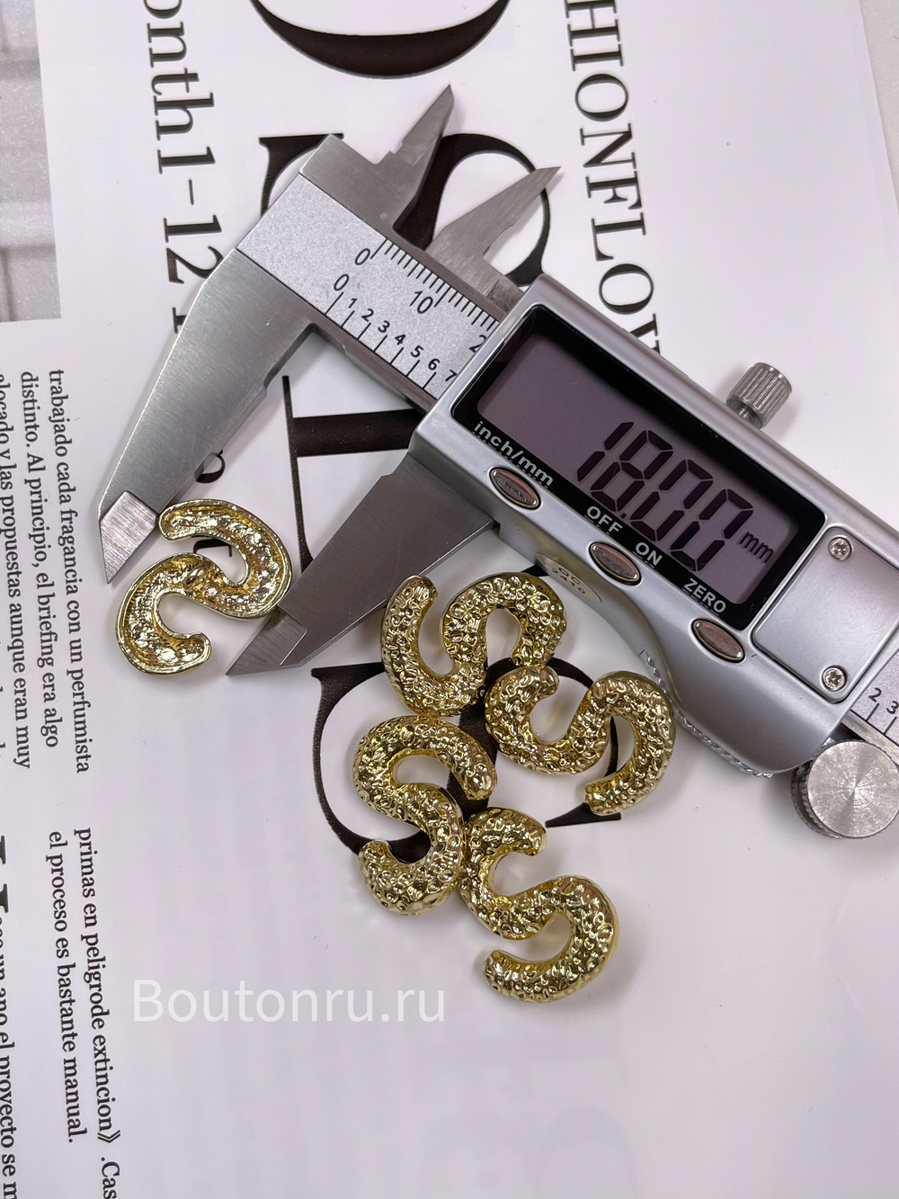 Пуговицы Скиапар. золотистые мятые  "S"
