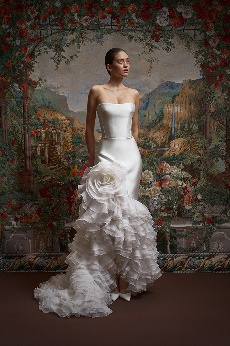 Платье макси из атласа и шелковой органзы с объемным цветком