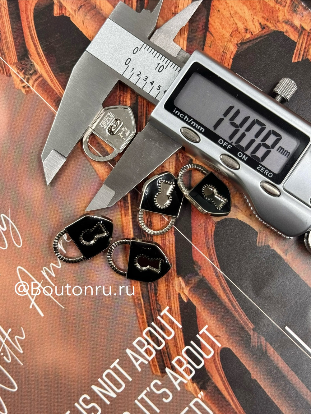 Пуговицы замочек серебристые с черной эмалью Скиапар.