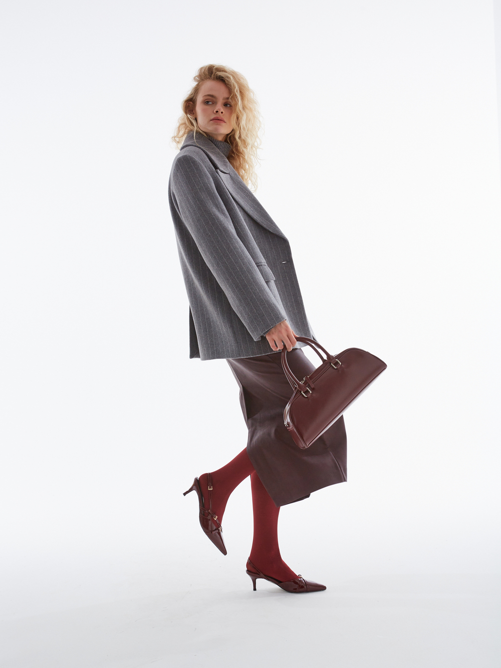 Пальто укороченное с широкой линией плеча серое