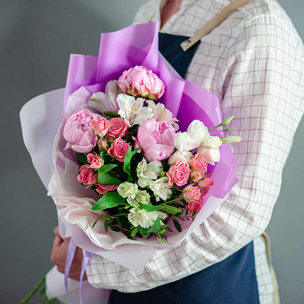 Нежный букет с розовыми пионами