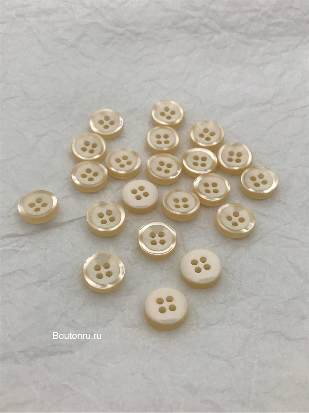 Пуговицы на прокол молочные с бежевой окантовкой