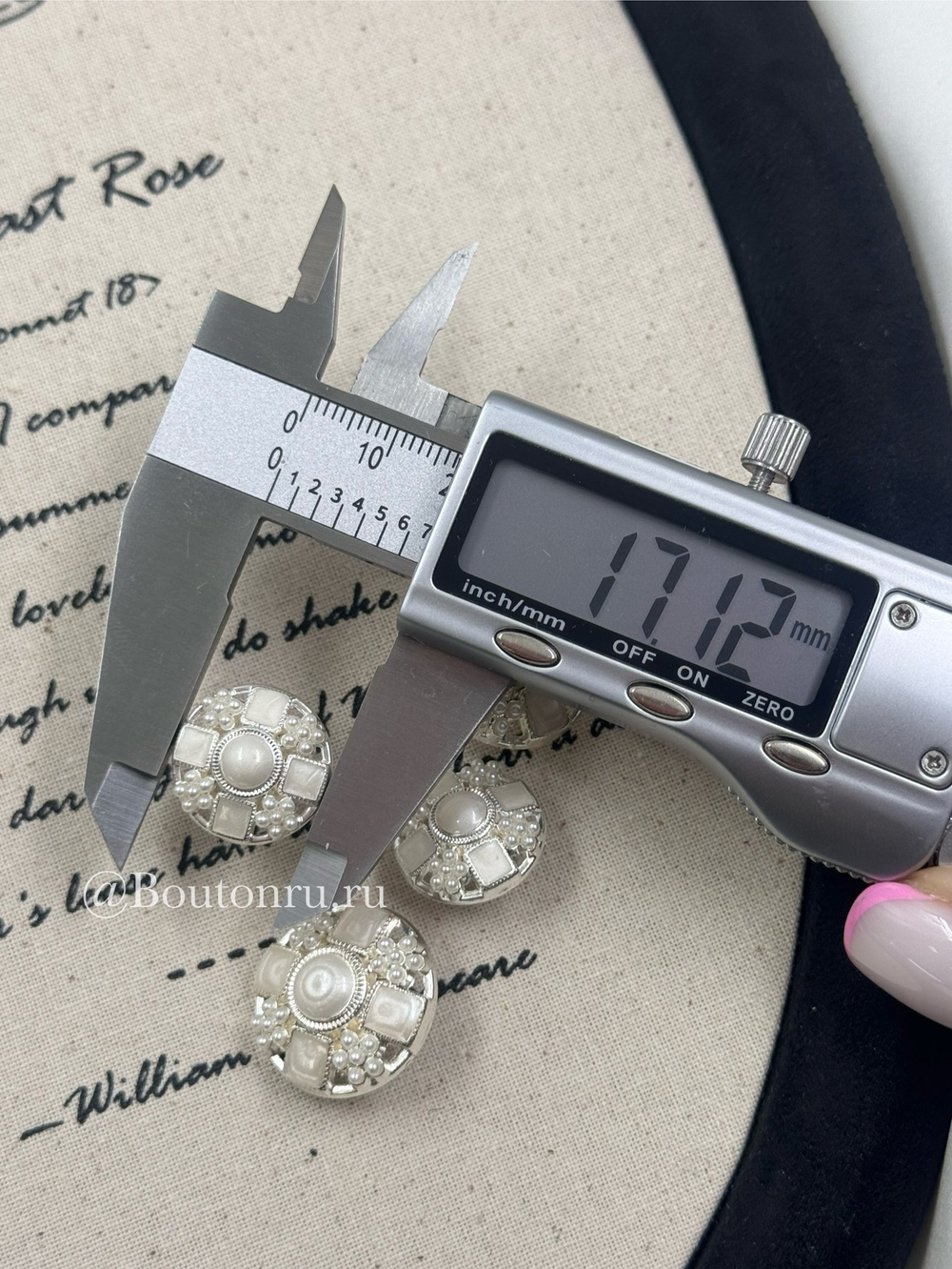 Пуговицы серебристые с квадратными деталями перламутровая белая эмаль с жемчугом