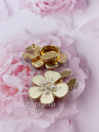 Накладка на пуговицу золотистая с лимонной (бежевой) эмалью в форме цветка с жемчугом (клипса)