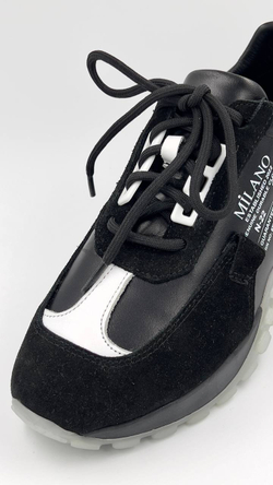 Кроссовки в черном цвете