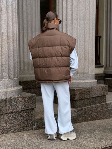 Шоколадный утепленный жилет