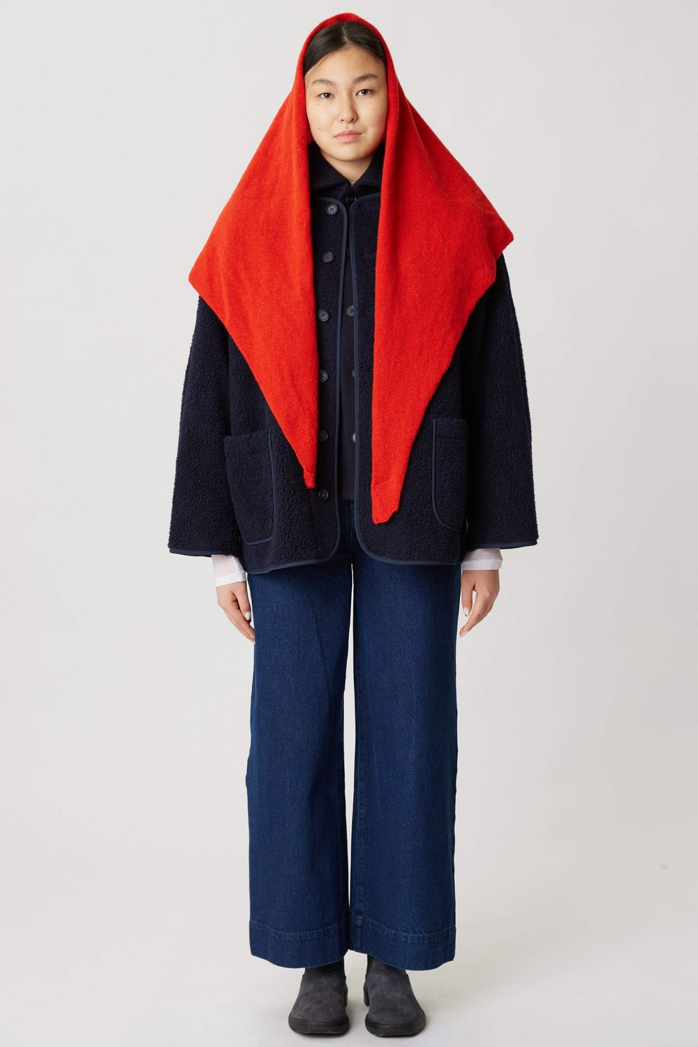 Косынка из шерсти красного цвета