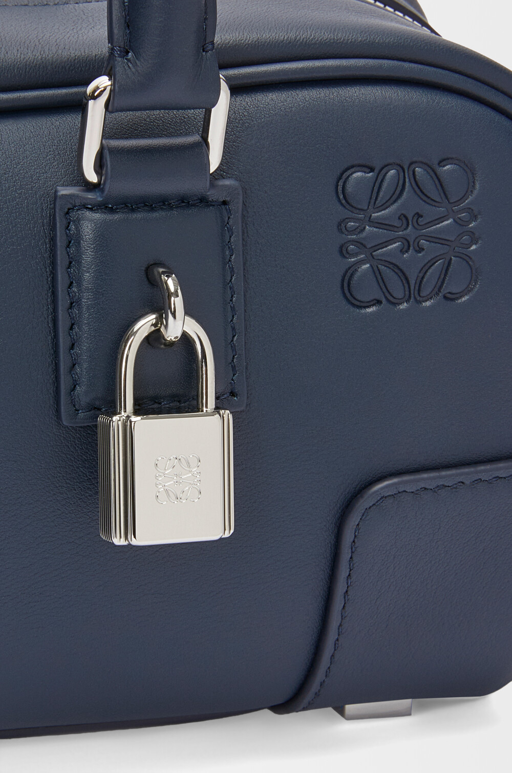 Loewe Укороченная сумка Amazona 23 из телячьей кожи наппа, темно-синий