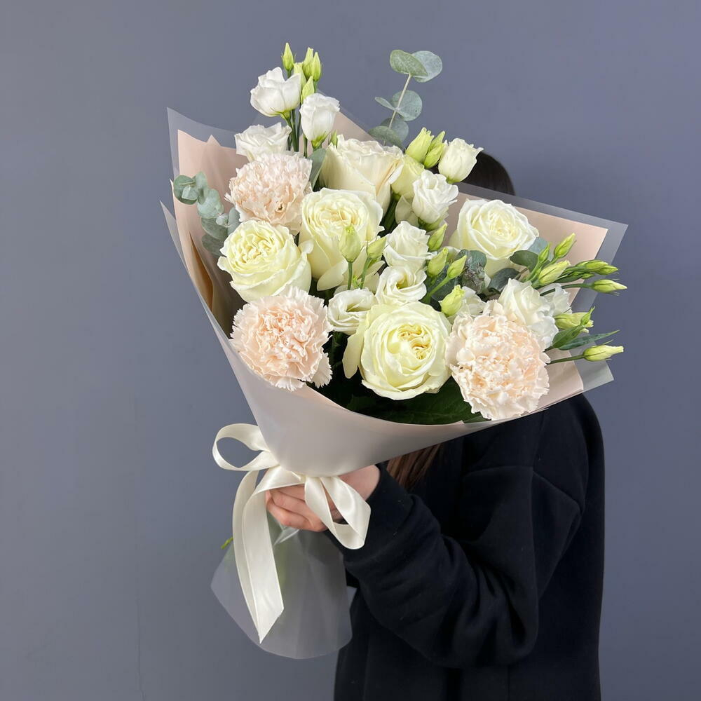 Букет из пионовидных роз, эустомы и диантусов «Сливочный десерт»