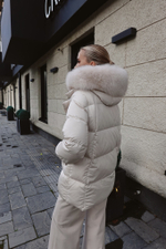 Пуховик с застежкой-клапаном с капюшоном