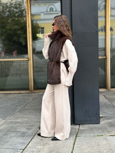 Шоколадная манишка из эко-меха с поясом