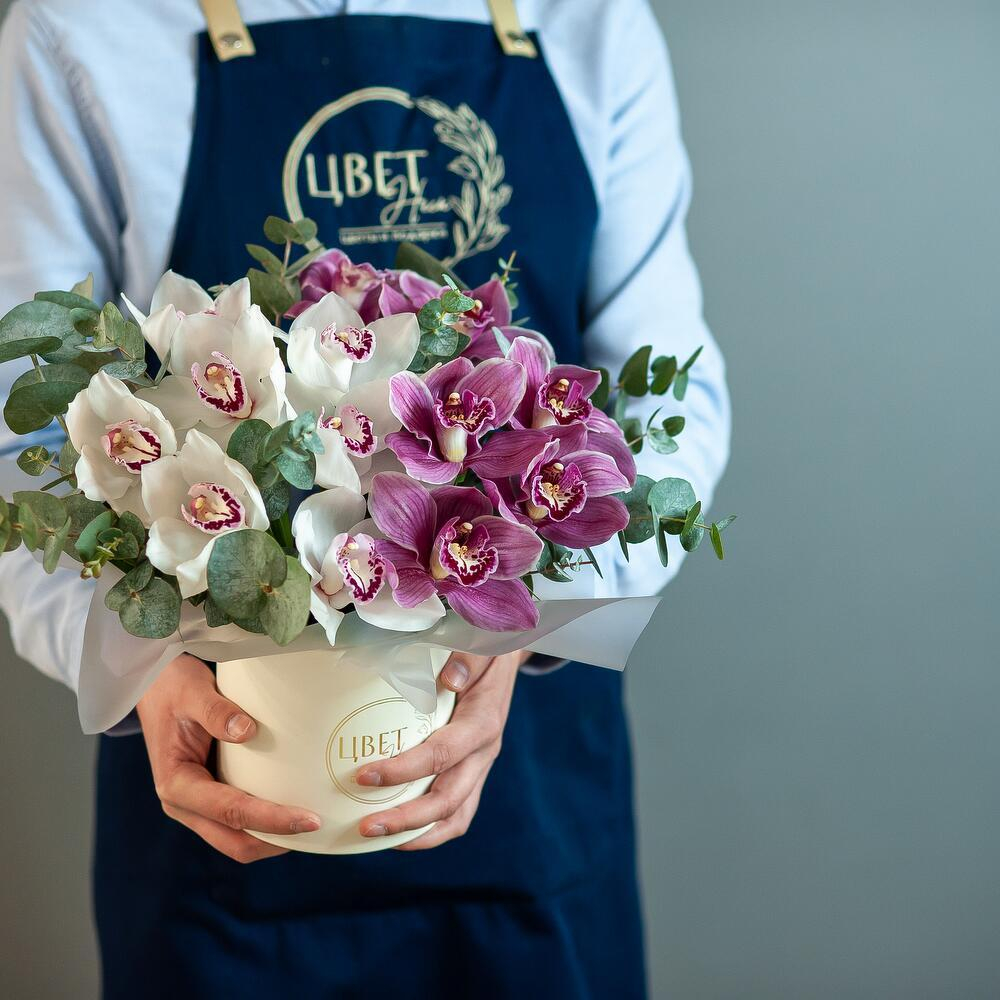 Шляпная коробка с орхидеей и эвкалиптом