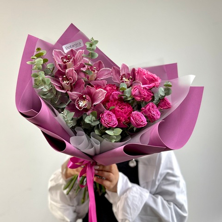 Авторский букет с орхидеями, пионовидной розой «Кантри Блю» и эвкалиптом. Букет 1105