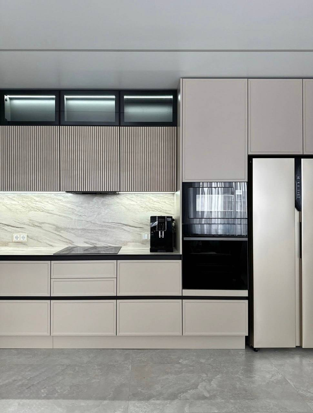 Современная кухня «Эмаль Премиум» с фрезерованными фасадами и витражами