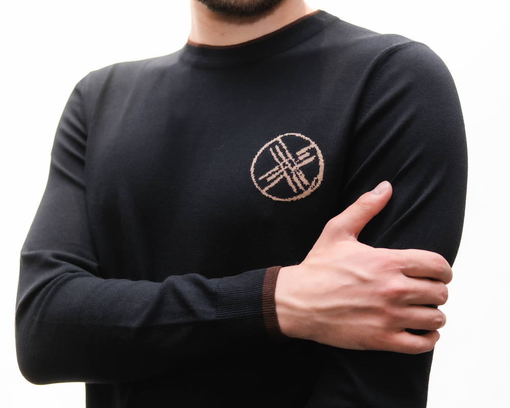 Джемпер черного цвета с маленькой эмблемой "SHANYRAQ" на груди