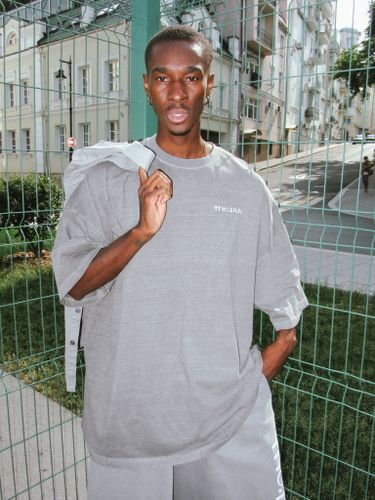 Серая оверсайз футболка с логотипом