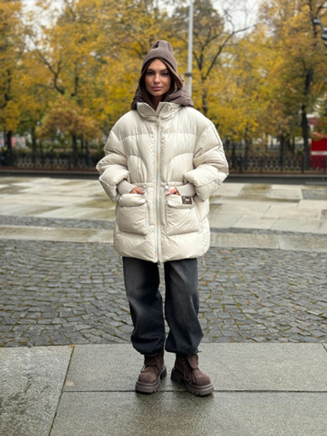 Удлиненный бежевый пуховик с контрастным капюшоном