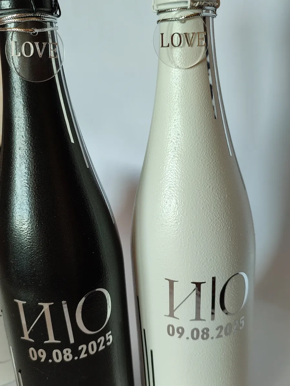 Наклейки свадебные на бутылки и бокалы прямые инициалы "Е"