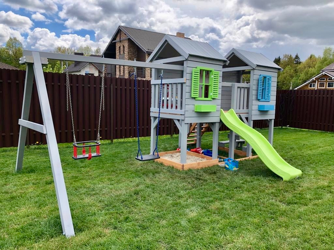 Детский деревянный домик с качелями на цепях Флоренция