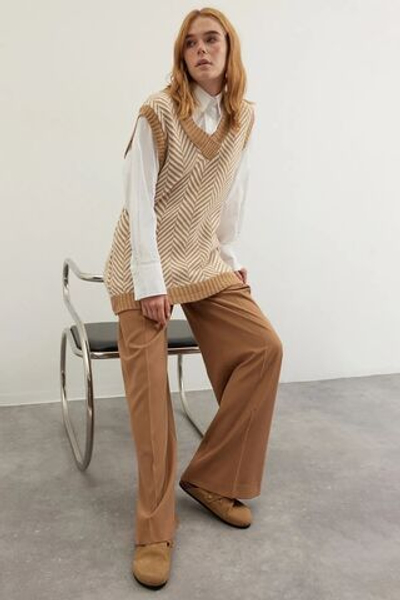 Вязаный свитер с V-образным вырезом в полоску