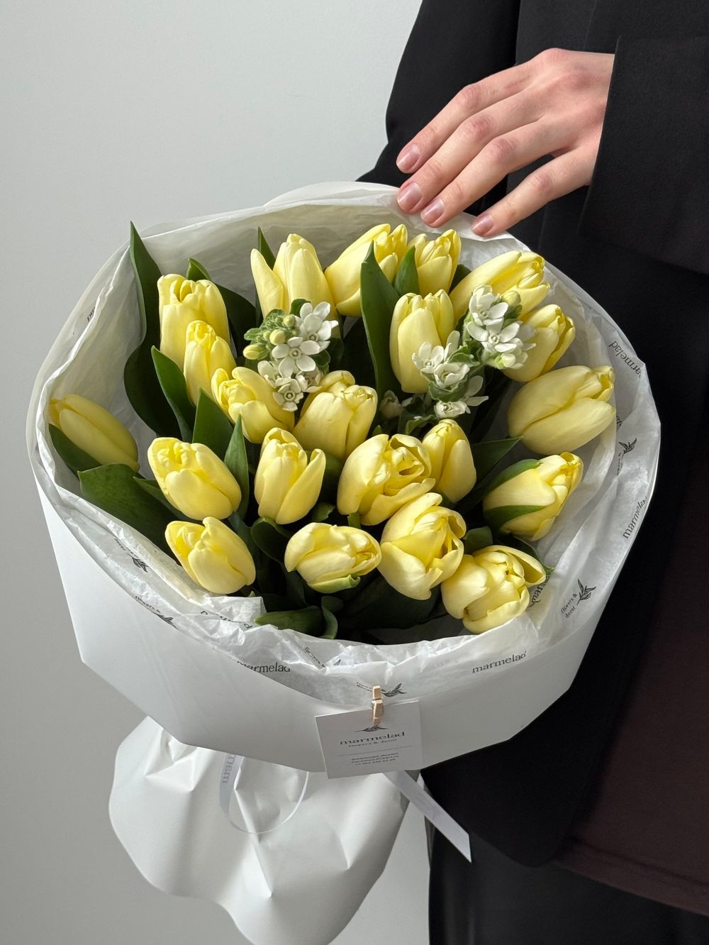 Букет из 21 лимонного тюльпана и белого оксипеталума
