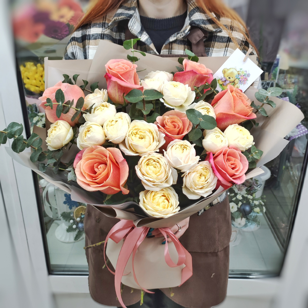 Авторский букет с кустовыми пионовидными розами "Julietta Honey"