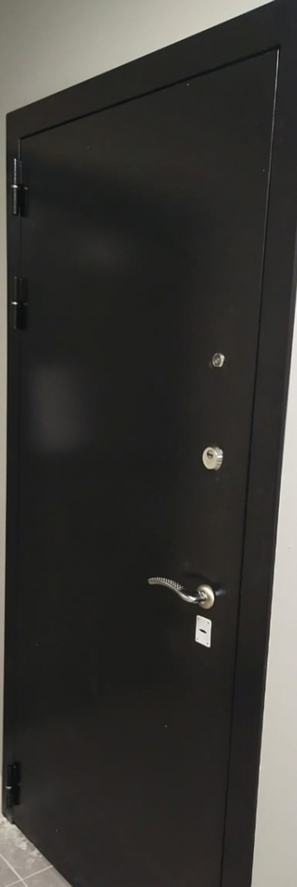 Дверь входная Лабиринт CLASSIC шагрень черная 01 Белое дерево, черные стекла металлическая