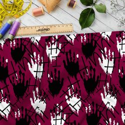 Ткань таффета белые и чёрные отпечатки ладоней на бордовом фоне