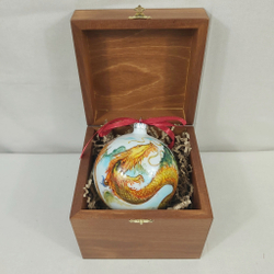 Коллекционный елочный шар с росписью Палех "Дракон" в деревянной шкатулке