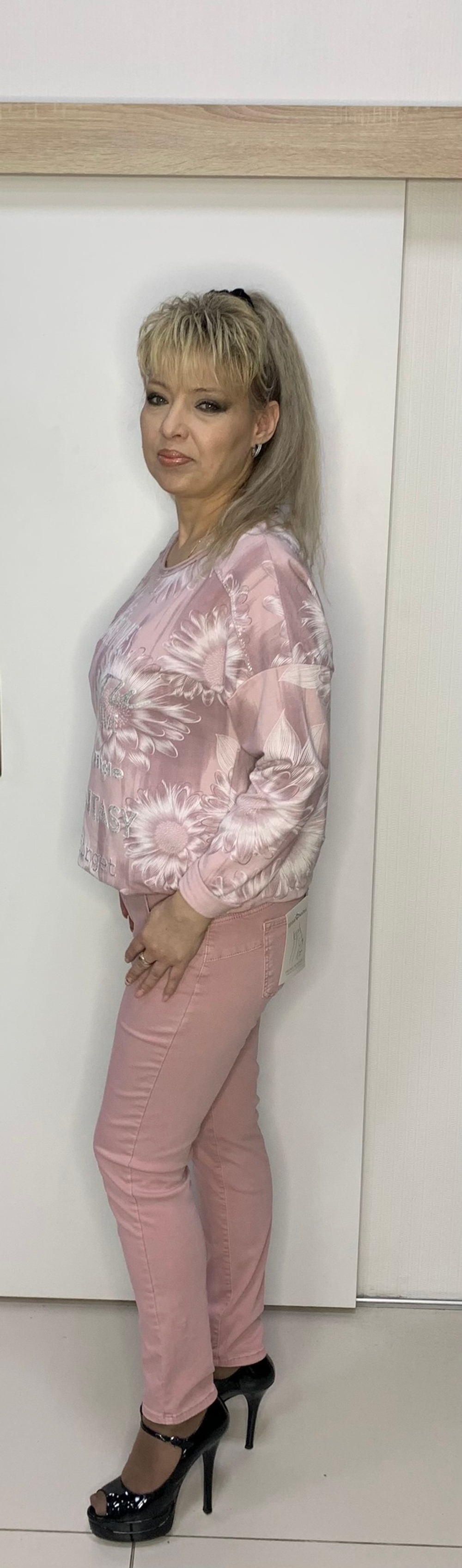 Розовые джинсы