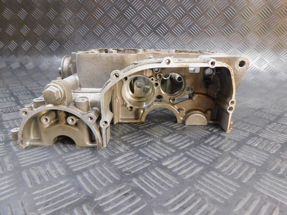 Нижняя часть картера Kawasaki ZZR 400 98 053019