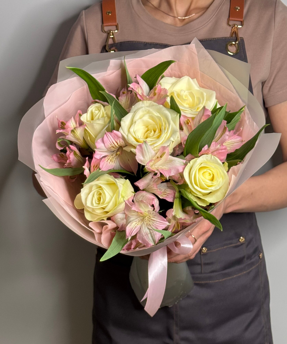 Букет из живых срезанных цветов роз и альстромерий, белые розы 5 шт.