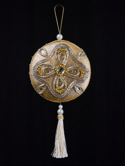 Елочная игрушка Медальон с кисточкой 13x20см ChristmasDeLuxe кремовый с золотом