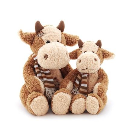 Два плюшевых быка в шарфиках