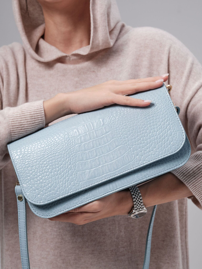 Сумка кожаная багет голубая крок