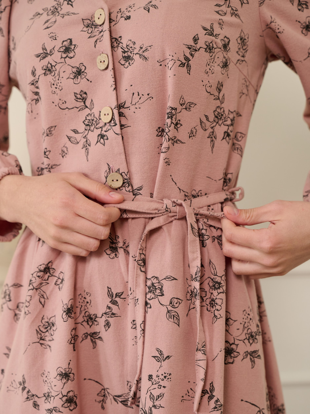 Платье с воротником стойкой