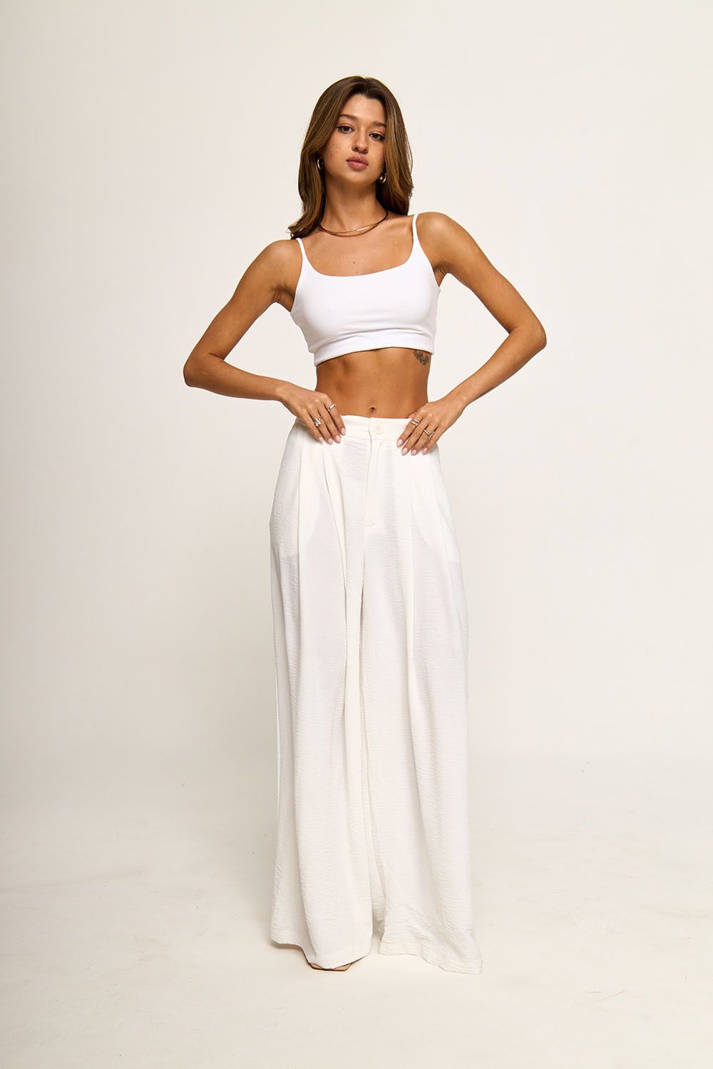 Кроп топ на бретелях из вискозы белого цвета