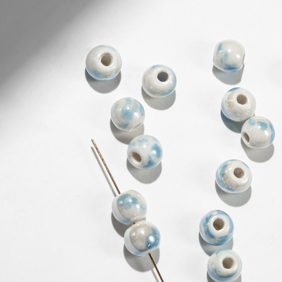 Бусина в форме шара, 9,6мм, бело-голубая, глазурированный фарфор