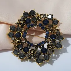 Брошь "Императрица" круг с розами, цвет серо-синий в чернёном золоте