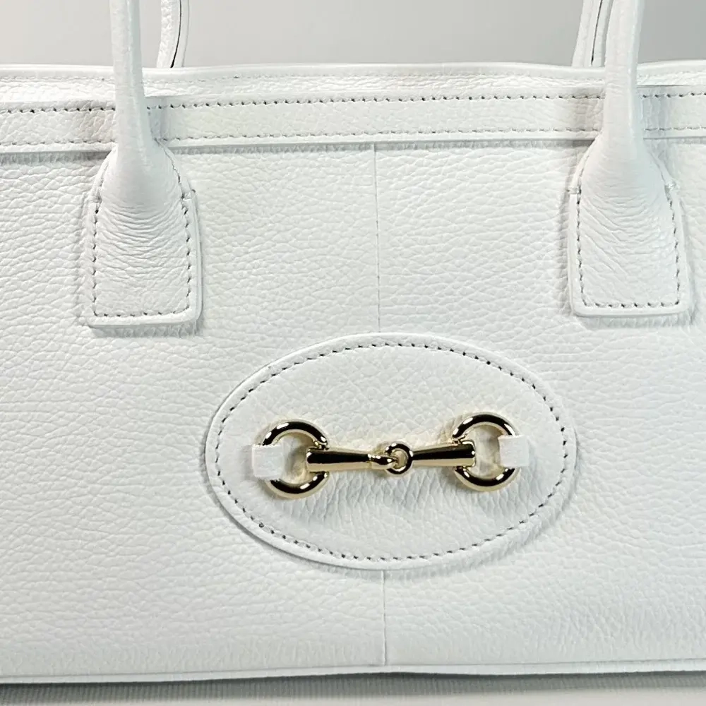 Женская сумка-багет из натуральной кожи белого цвета