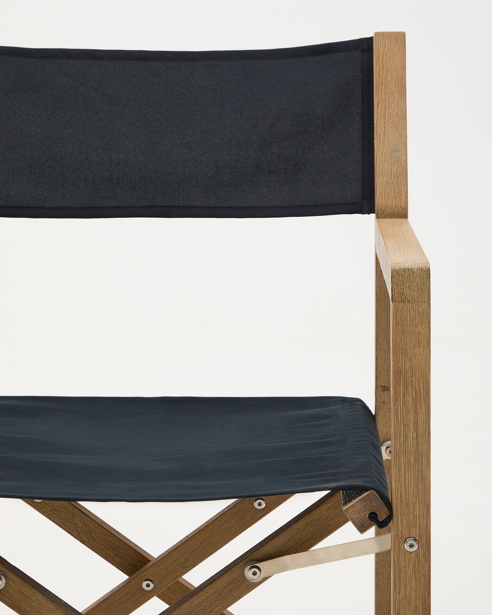 Складное уличное кресло Vilara из акации и текстиля черного цвета
