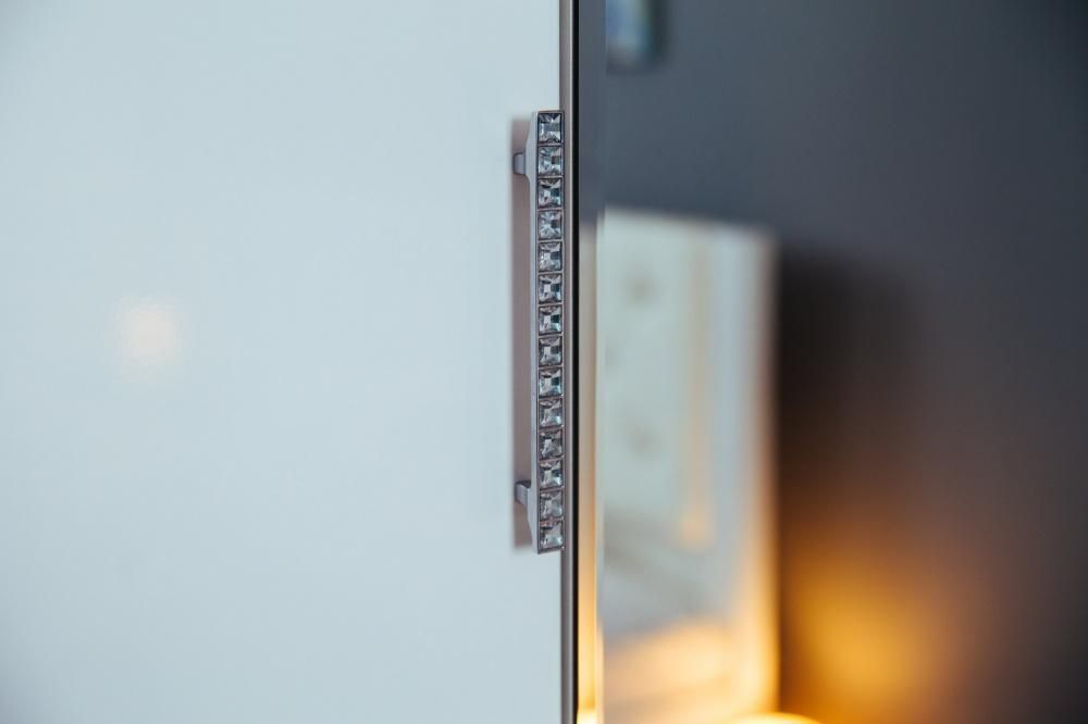 Шкаф для одежды распашной с зеркалом и полками Белый Поры Дерева/Белый Глянец, 130х51х222 см Тиффани RINNER мебельная фабрика