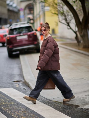 Утепленная женская куртка шоколадного цвета