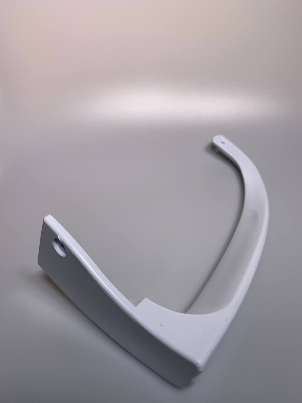 Ручка для холодильника Indesit нижняя зам. C0085715 23 см, белая