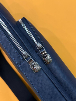 Сумка-мессенджер Louis Vuitton