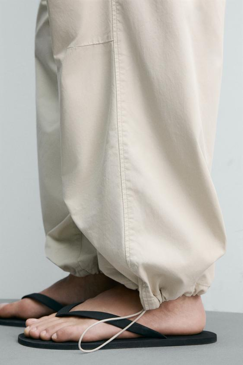 ZARA БРЮКИ-ПАРАШЮТ RELAXED FIT, КАМЕННО-СЕРЫЙ