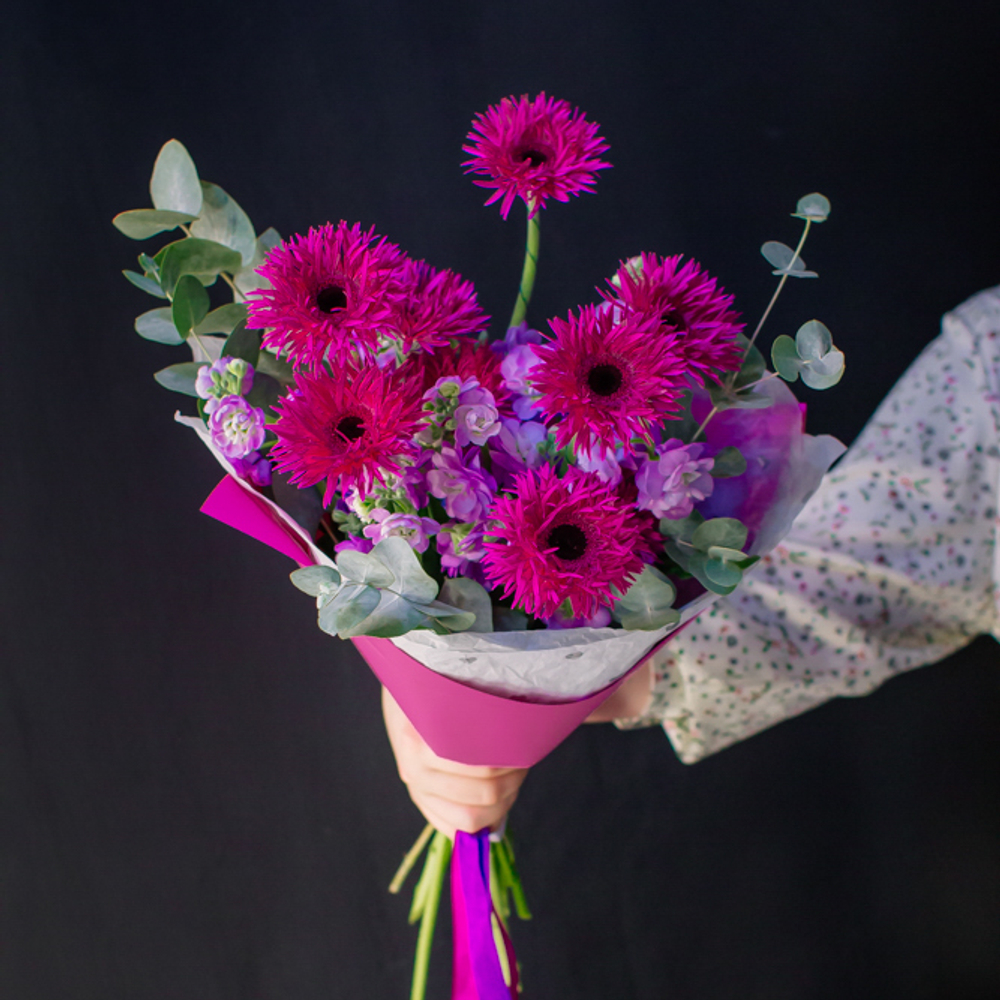 27. Современный яркий букет с гермини и маттиолой