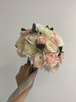 Свадебный букет из диантусов, ранункулюсов, эвкалипта, кустовых пионовидных и одноголовых роз