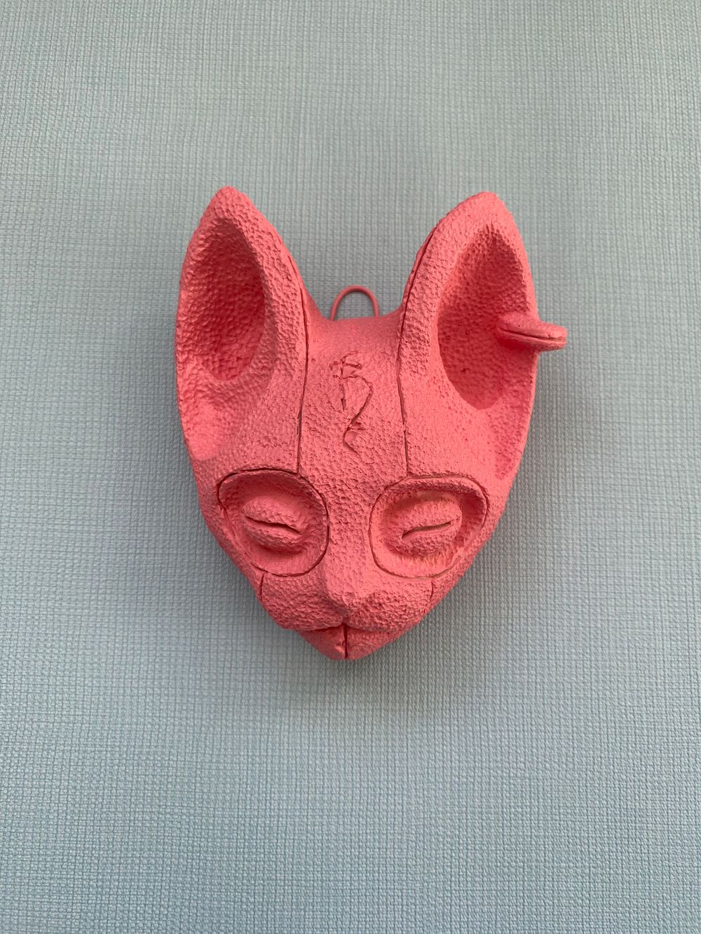 Барельеф Great Russian Wall Кошка с пирсингом розовый